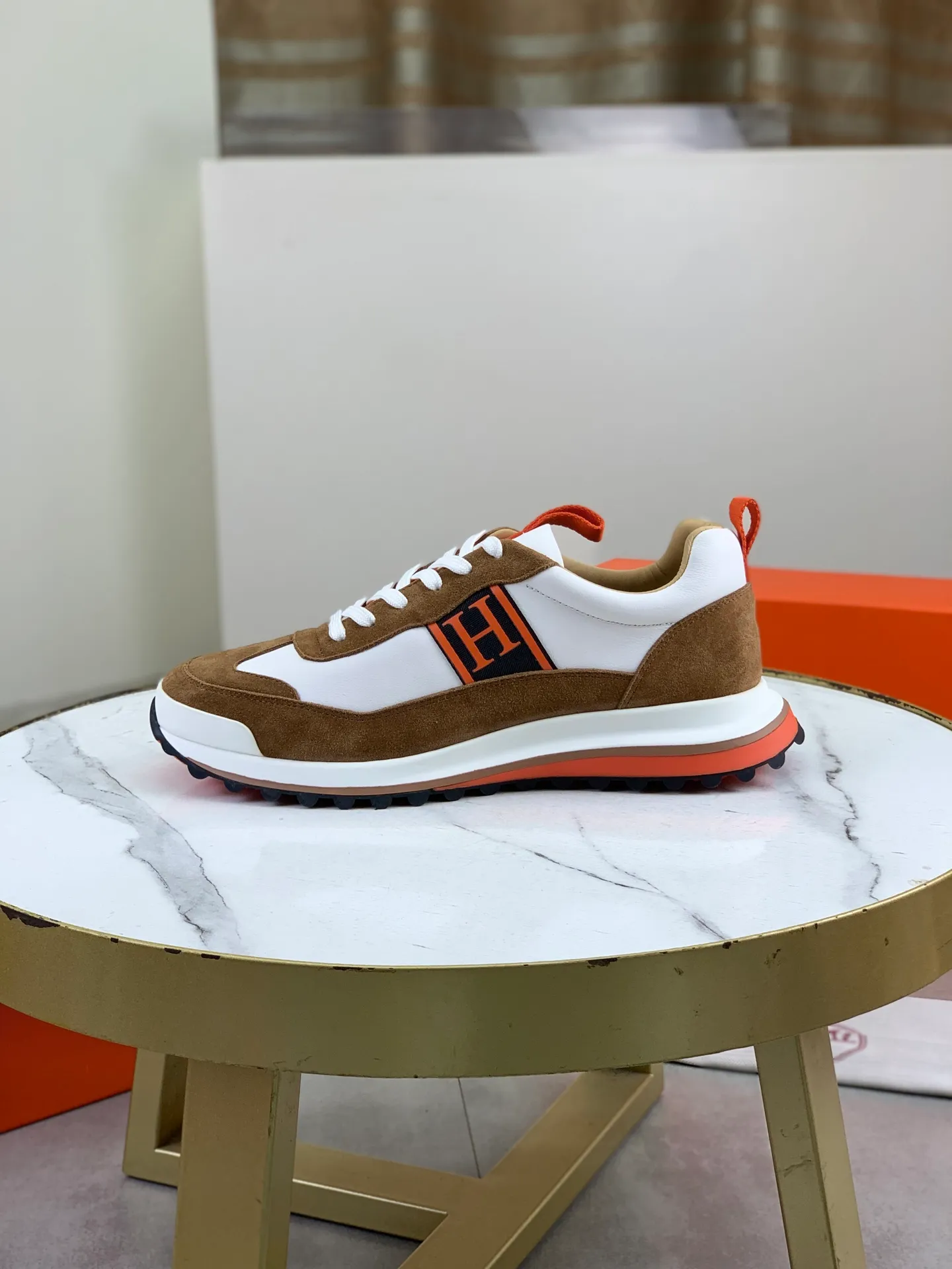 Factory price P800 Top version Original order Hermes men's Drift Sneaker summer new casual sports shoes Original purchase development and production H family men's classic series technological breathable fabrics with cowhide casual sports shoes Casual sports dad shoes combine high-tech breathable materials and cowhide, H family exclusive button decoration on the side The outsole is full of H italic design and bright colors show vitality and continue the brand design inspiration. Stroll around the city lightly and feel free and comfortable. Delivered in exquisite packaging 🛍📦 ▪️Fabric: original customized breathable material + first layer of cowhide ▪️Inner: cowhide feet ▪️Outsole: molded and evacuated PU+TPU material ▪️Size: 39-44 (38 45 customized) Multiple colors available Premium packaging